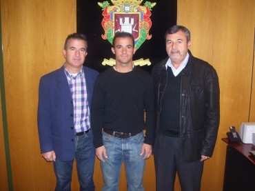 El atleta Sebastián Sánchez entre el concejal de deportes y el alcalde.