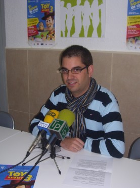 Carlos Andreu, presidente de Nuevas Generaciones del PP local, ha sido el encargado de presentar la iniciativa solidaria de su formación.