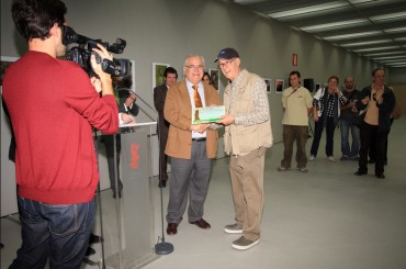 Gabriel García recibiendo el premio