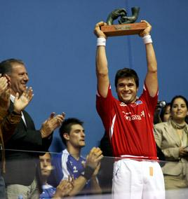 Miguel González Marín, al que vemos recogiendo el trofeo que lo acredita como campeón en "escala i corda", tendrá un merecido homenaje en su ciudad natal.