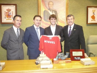 El campeón Miguel González junto con el alcalde Pascual Díaz, el conseller de Gobernación, Serafín Castellano, y el edil de Deportes, Miguel Ángel Nájera.