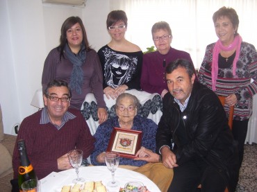 La centenaria Luisa y su familia junto al alcalde.