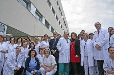 El presidente de la Comunidad Valenciana, Francisco Camps, con varios empleados del Hospital de Elda