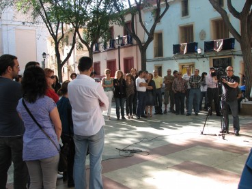 Los funcionarios de Petrer protestan por la reducción de su salario. 