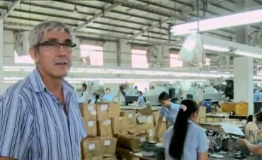 Jose Luis González en la fábrica de Vietnam donde trabaja 
