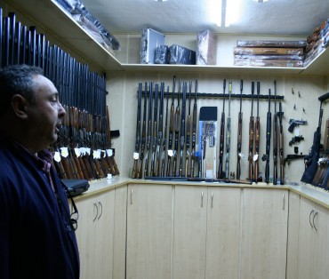 Ramón nos muestra la variedad de armas de caza que alberga en la tienda.