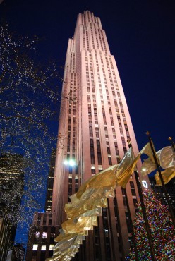 El árbol de navidad luce bajo el emblemático edificio Rockefeller Center