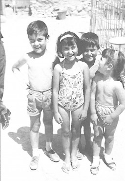 En un día de verano, grupo de niños en el barrio de San Rafael. En la foto, Rafael, Rosarín, Pascual y Rosa Mari ("500 fotos para el recuerdo"). 