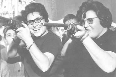 23 de mayo de 1963. Maruja "La Busotera" y María "La Gedeona" disparando en el "pim, pam, pum" de la feria que se instalaba cerca de la actual calle Constitució. Fotografía de "500 fotos para el recuerdo".