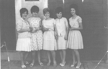 18 de julio de 1962. En la puerta de la consulta de Don Luis el médico, en la calle Antonio Torres. En la imagen: Maruja, Dori, Angelita, Tere y Paqui ("500 fotos para el recuerdo").