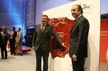 Pascual Díaz y Jose Joaquín Ripoll señalan hacia Petrer en el mapa de la Vuelta a España 2011