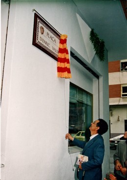 Enric Valor descobrint la placa de la replaceta de Petrer que du el seu nom (1990)