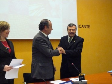 El presidente de la Diputación de Alicante, Joaquín Ripoll junto con el alcalde de Petrer Pacual Díaz durante la firma del convenio