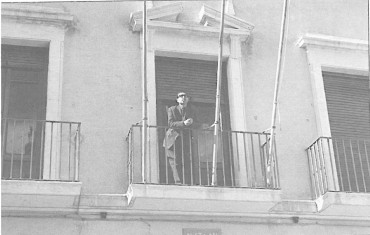 Juan Andreu Esteve se asoma al balcón del Ayuntamiento (1964).