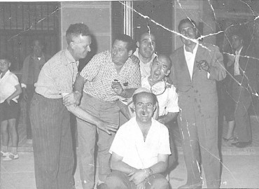 Evaristo "el Rollero", Pepe, Pina, Emilio Bellot, Elías, Pepe Román y Valeriano a la puerta del Bar Tadeo en junio de 1960.