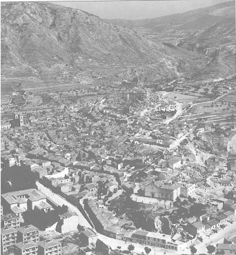 En la parte inferior se ven los bloques de la calle Cid Campeador en plena construcción. También, en la parte de abajo, a la derecha, la calle Calvario. La carretera de Catí todavía no se había construido. Marzo de 1961.