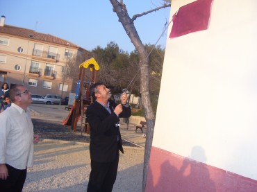 El alcalde, Pascual Díaz, en el momento de descubrir la placa.