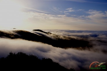 Al fondo el Maigmó bajo un mar de nubes.  Foto: Néstor Rico