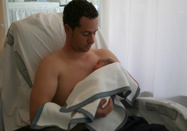 En la foto, el primer padre que esta semana realizó la práctica en el Hospital de Elda, en un momento de la misma. 