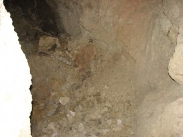 La cueva-mina es de considerables dimensiones: unos quince metros de ancho por cuatro de alto.