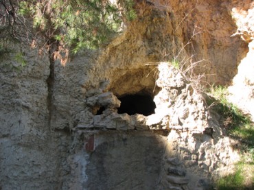 Una visión más próxima de la apertura del tapiado de la cueva-mina.