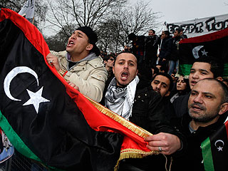 Manifestantes libios protestan contra el régimen de Gadafi