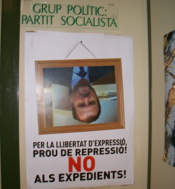 Imagen del Conseller de Educación puesta del revés en la puerta del despacho del PSOE en el Ayuntamiento.