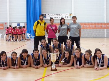 Las jugadoras del infantil femenino del SDV de Petrer posan con el trofeo que les acredita como Campeonas de la Comunidad Valenciana